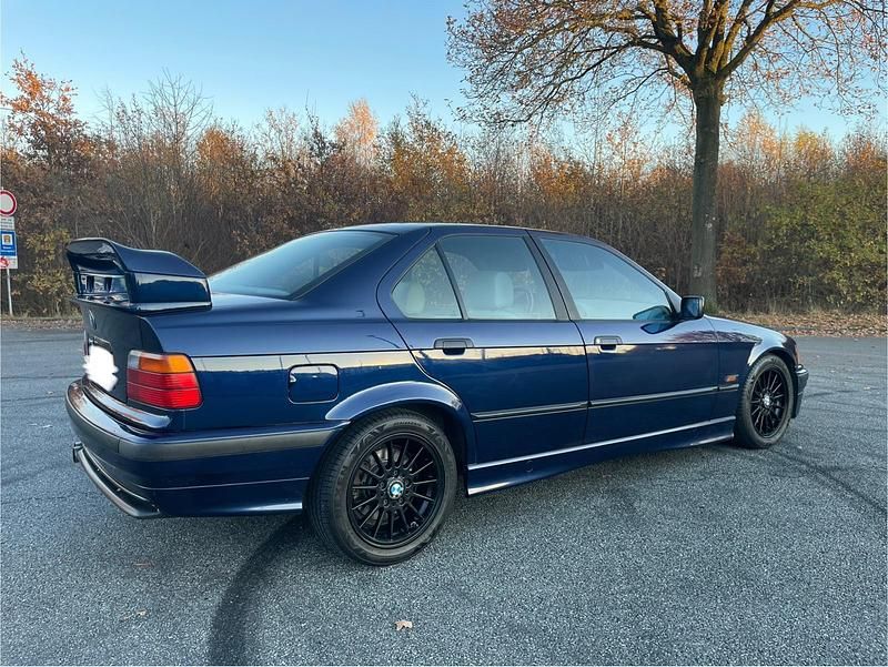 Gebraucht BMW 325 192 PS (141 kW) 1994 Blau Limousine