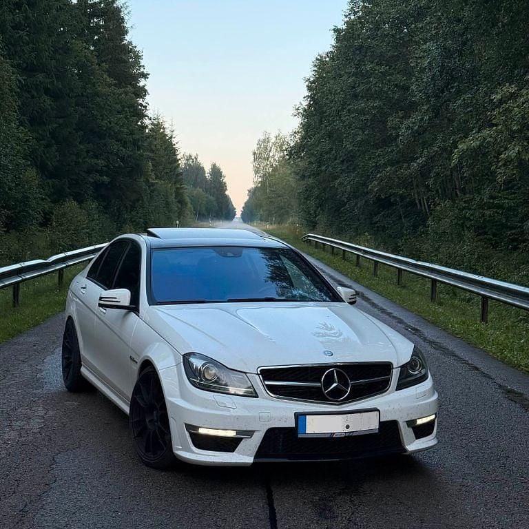 Weiß Gebraucht 2013 Mercedes C63 AMG AMG Limousine | 24.500 € (Guter Preis) - Bild 1/4