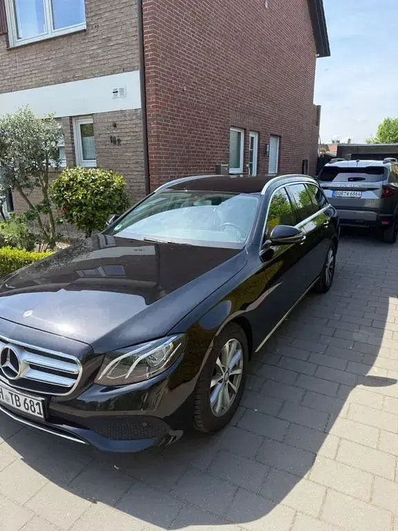 Second-hand Mercedes E220 194 CP (142 kW) 2016 Negru Berlinǎ