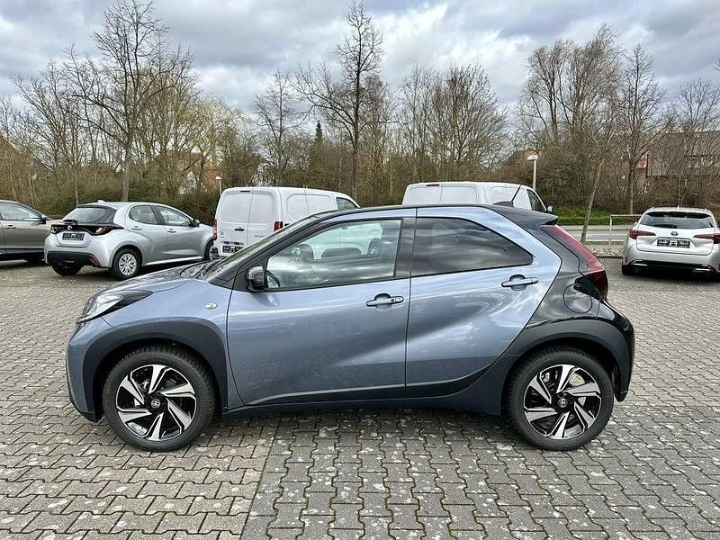 Neu Toyota Aygo X 72 PS (52 kW) 2025 Grau SUV
