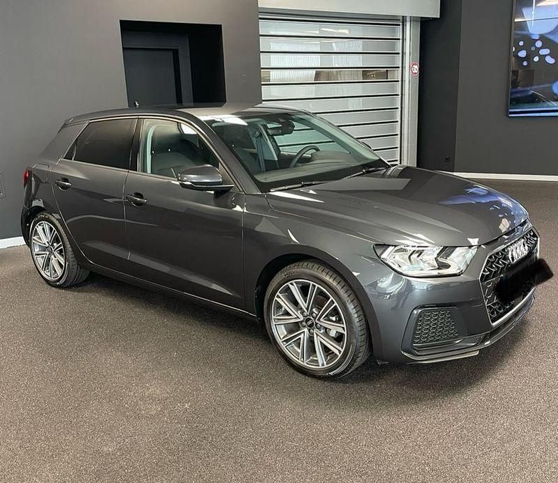Grau Gebraucht 2024 Audi A1 Sportback Advanced Kleinwagen | 21.800 € (Superpreis) - Bild 1/3