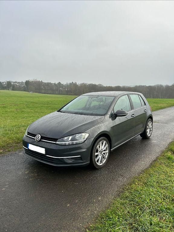 Grau Gebraucht 2019 VW Golf VII Trendline Limousine | 13.100 € (Superpreis) - Bild 1/4