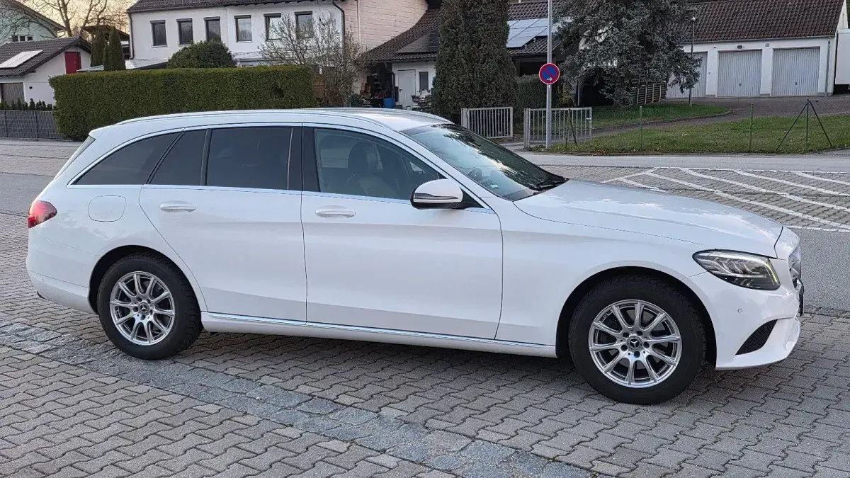 Gebraucht Mercedes C220 194 PS (142 kW) 2019 Weiß Kombi