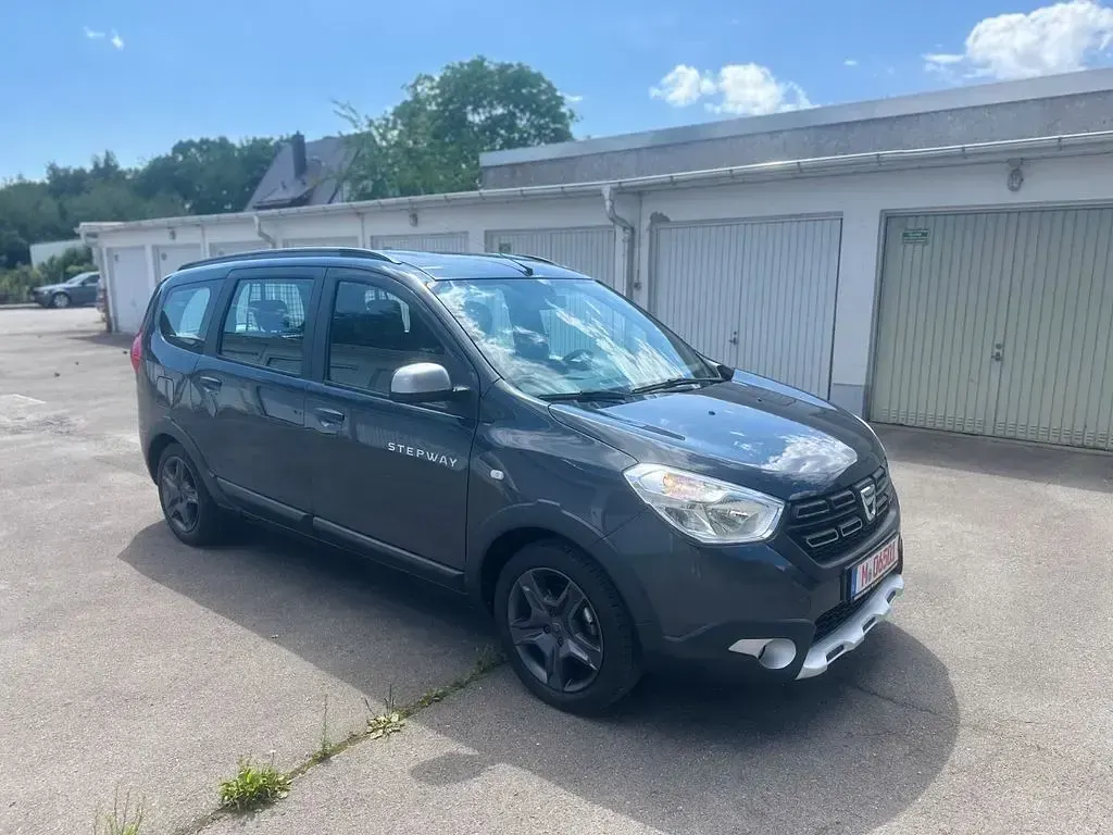 Gebraucht Dacia Lodgy Celebration 116 PS (85 kW) 2017 Grau Van / Kleinbus