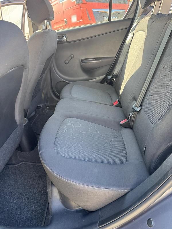 Gebraucht Hyundai i20 78 PS (57 kW) 2011 Grau Kleinwagen