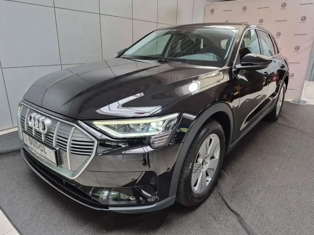 Gebraucht Audi e-tron Basis 300 kW (408 PS) 2023 Schwarz SUV