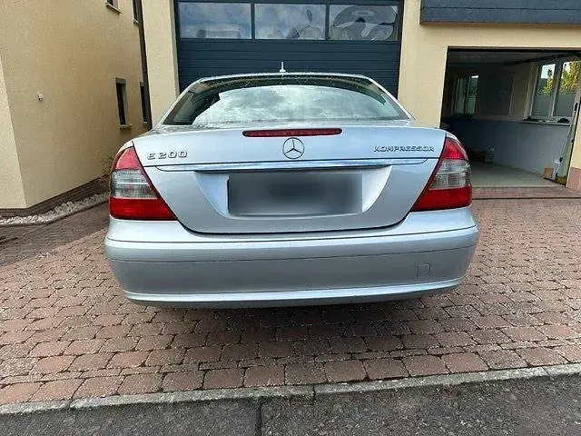 Gebraucht Mercedes E200 Elegance 184 PS (135 kW) 2008 Silber Limousine