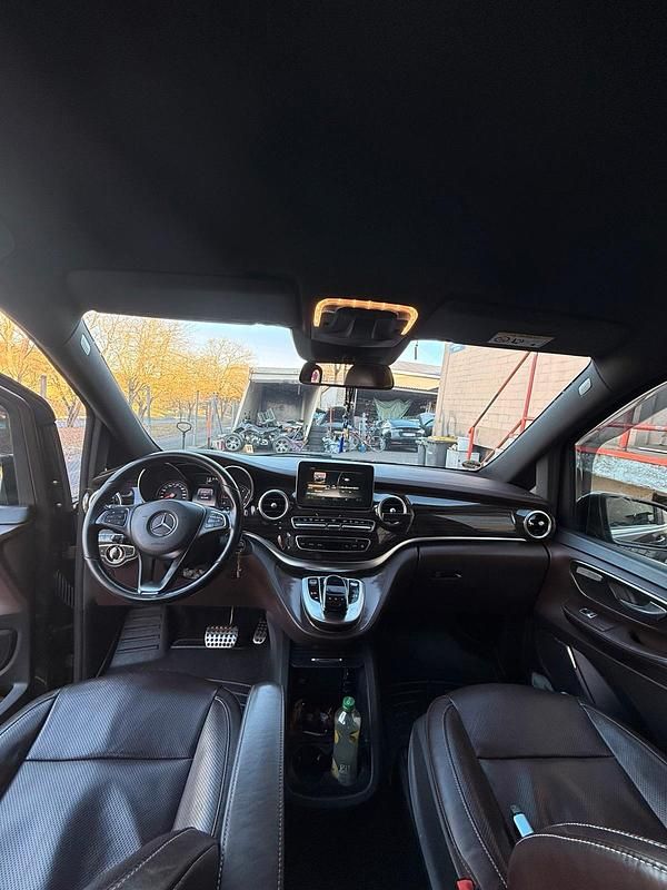 Braun Gebraucht 2015 Mercedes V220 Van / Kleinbus | 31.600 € (Teuer) - Bild 1/4