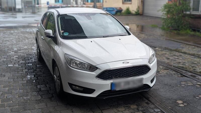 Weiß Gebraucht 2015 Ford Focus Limousine | 6.000 € (Superpreis) - Bild 1/4