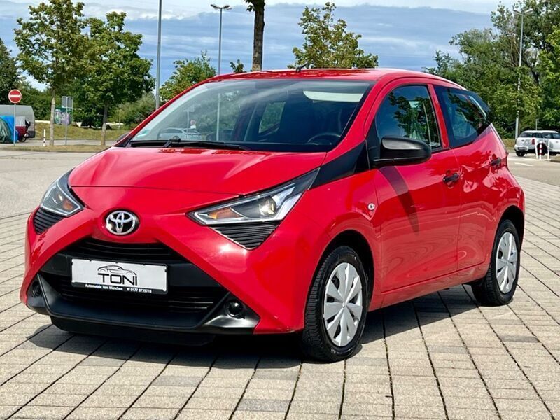 Rot Gebraucht 2021 Toyota Aygo Kleinwagen | 8.900 € (Fairer Preis) - Bild 1/4