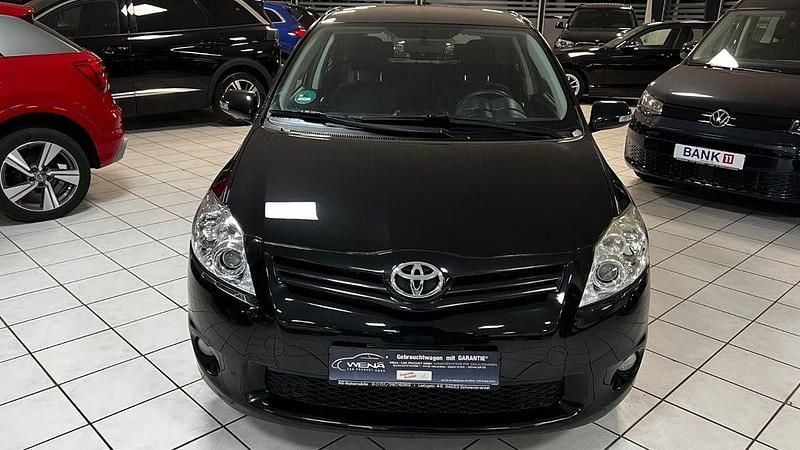 Schwarz Gebraucht 2011 Toyota Auris Edition Limousine | 9.990 € (Teuer) - Bild 1/4