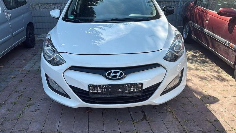 Weiß Gebraucht 2013 Hyundai i30 Limousine | 4.350 € (Superpreis) - Bild 1/4