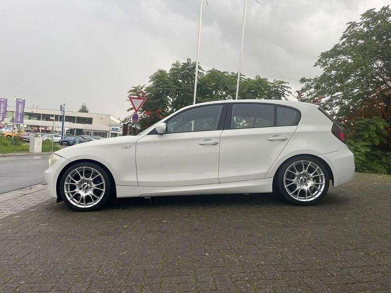 Weiß Gebraucht 2009 BMW 118 Performance Kleinwagen | 8.650 € (Teuer) - Bild 1/4