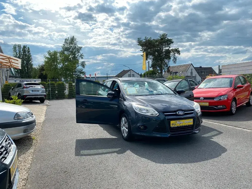 Gebraucht Ford Focus 105 PS (77 kW) 2012 Grau Limousine