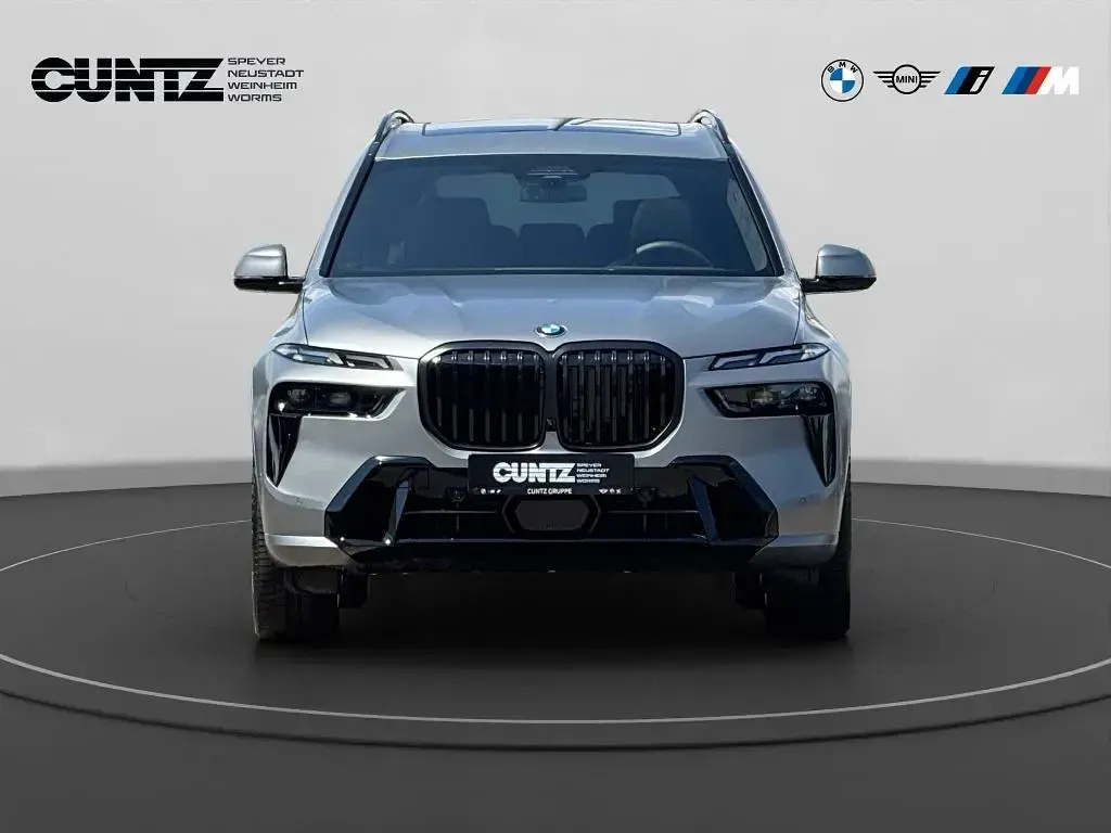 Neu BMW X7 M Sport 352 PS (258 kW) 2026 Grau SUV