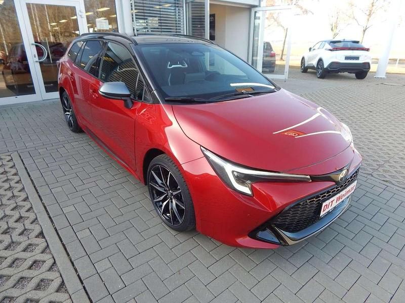 Neu Toyota Corolla Sport 178 PS (130 kW) 2026 Karminarot metallic / black mi Kombi