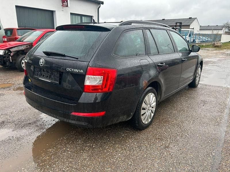 Gebraucht Skoda Octavia Ambition 105 PS (77 kW) 2014 Schwarz Kleinwagen