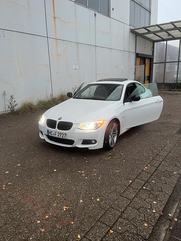 Weiß Gebraucht 2012 BMW 318 M Sport Coupé | 6.400 € (Guter Preis) - Bild 1/4