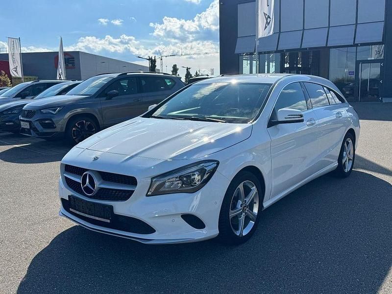 Weiß Gebraucht 2018 Mercedes CLA200 Shooting Brake Kombi | 14.890 € (Guter Preis) - Bild 1/4