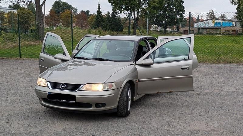 Andere farben Gebraucht 1999 Opel Vectra Edition Limousine | 500 € (Superpreis) - Bild 1/4