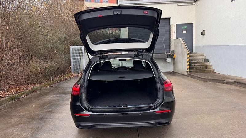 Gebraucht Mercedes C220 197 PS (144 kW) 2023 Schwarz Kombi