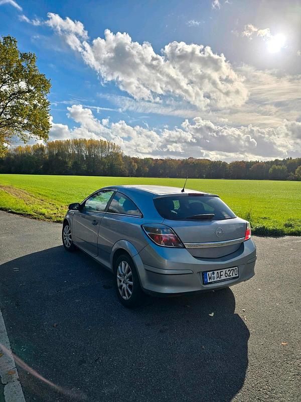 Grau Gebraucht 2009 Opel Astra GTC Coupé | 1.600 € (Guter Preis) - Bild 1/4