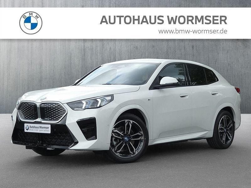 Alpinweiß uni Neu 2025 BMW iX2 Luxury Line SUV | 51.415 € (Superpreis) - Bild 1/4