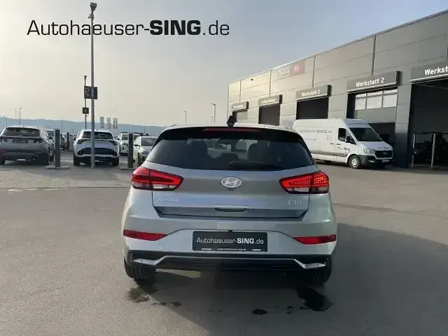 Neu Hyundai i30 140 PS (102 kW) 2025 Silber Limousine