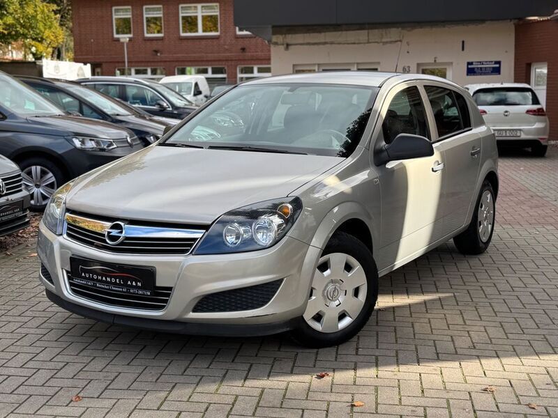 Grau Gebraucht 2009 Opel Astra Selection Limousine | 3.500 € (Teuer) - Bild 1/4