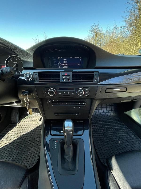 Gebraucht BMW 330 245 PS (180 kW) 2010 Schwarz Coupé