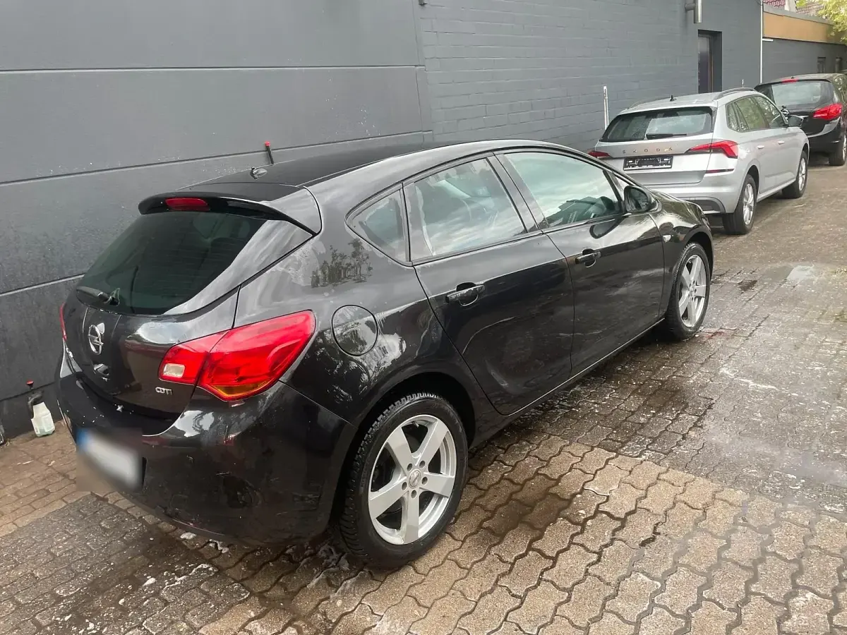 Używany Opel Astra 110 KM (80 kW) 2012 Czarny Hatchback
