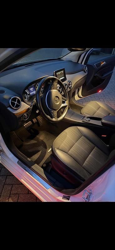 Gebraucht Mercedes B200 156 PS (114 kW) 2013 Weiß Van / Kleinbus