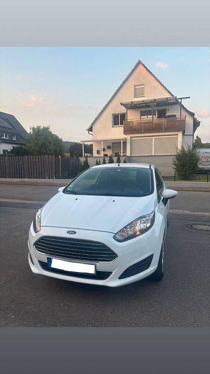 Weiß Gebraucht 2014 Ford Fiesta Trend Kleinwagen | 3.500 € (Superpreis) - Bild 1/4