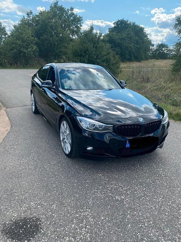Schwarz Gebraucht 2015 BMW 330 Limousine | 17.150 € (Fairer Preis) - Bild 1/4