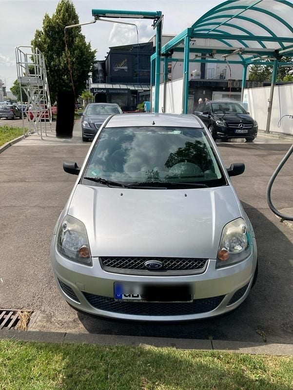 Grau Gebraucht 2007 Ford Fiesta Kleinwagen | 1.900 € (Fairer Preis) - Bild 1/4