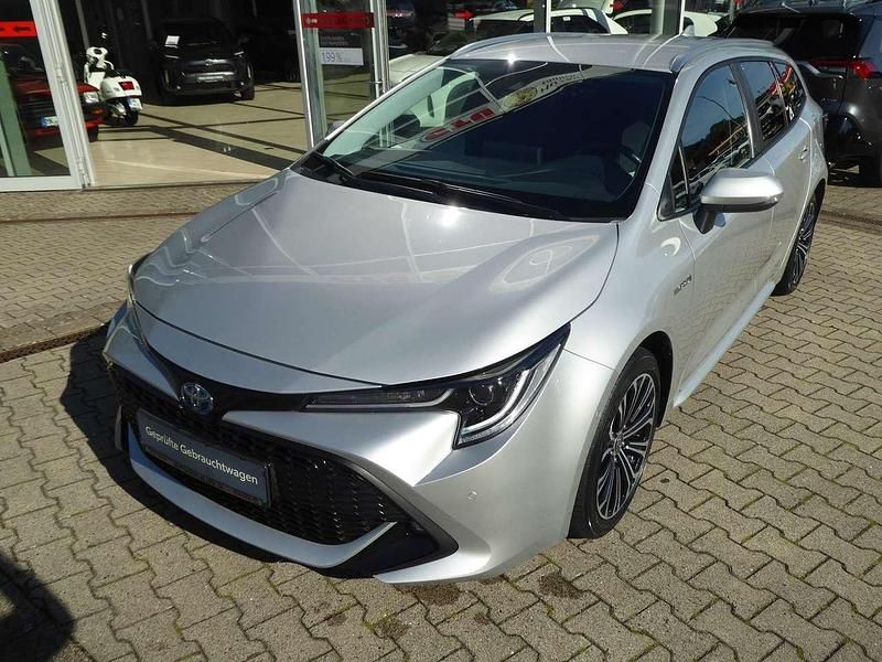 Platinsilber Gebraucht 2022 Toyota Corolla Team Kombi | 21.990 € (Fairer Preis) - Bild 1/4