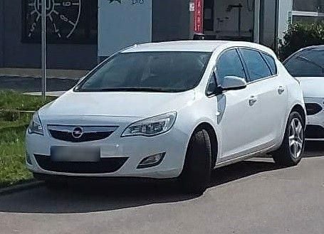 Usado Opel Astra Edition 110 HP (80 kW) 2010 Branco Sedan