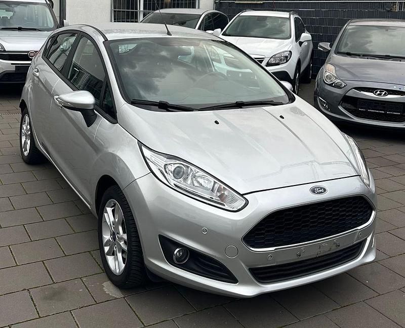 Silber Gebraucht 2017 Ford Fiesta Celebration Limousine | 9.950 € (Fairer Preis) - Bild 1/4
