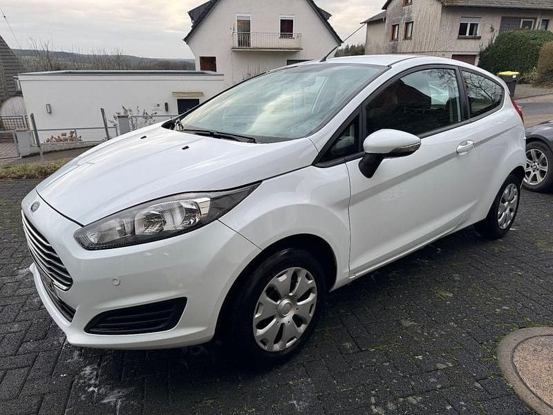 Weiß Gebraucht 2014 Ford Fiesta Kleinwagen | 3.390 € (Fairer Preis) - Bild 1/4