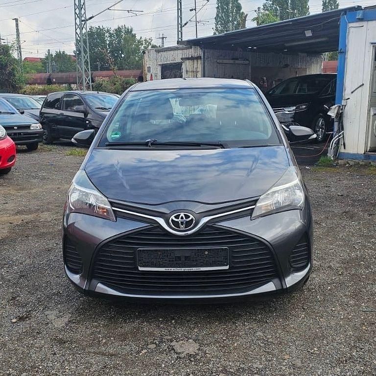 Grau Gebraucht 2014 Toyota Yaris Cool Limousine | 5.200 € (Fairer Preis) - Bild 1/4
