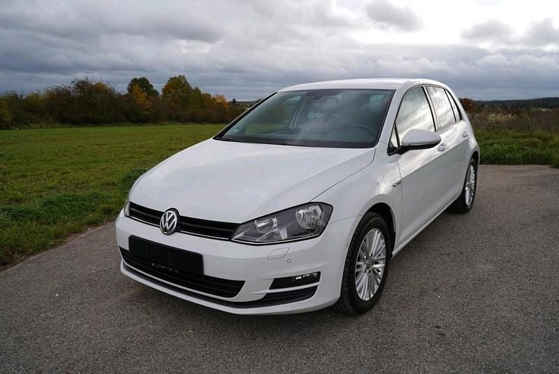 Weiß Gebraucht 2014 VW Golf VII Edition Limousine | 9.900 € - Bild 1/4