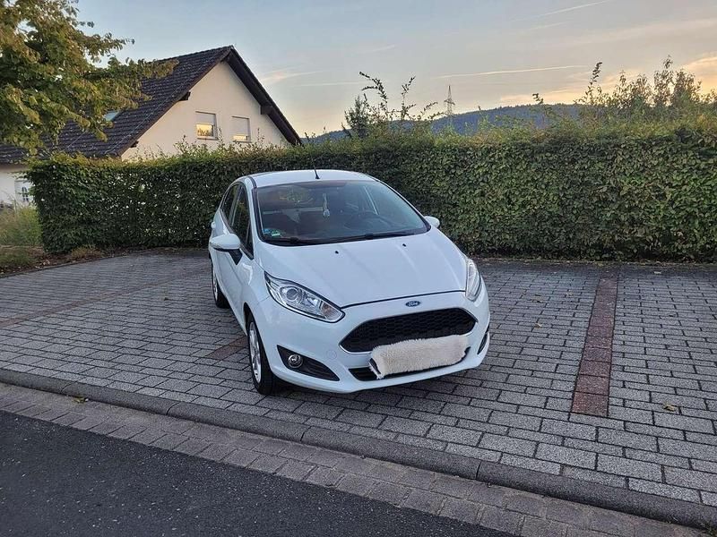 Gebraucht Ford Fiesta Trend 75 PS (55 kW) 2016 Weiß Limousine