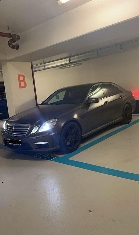 Grau Gebraucht 2011 Mercedes E63 AMG AMG Limousine | 26.500 € (Fairer Preis) - Bild 1/4