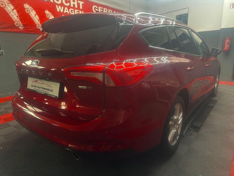Gebraucht Ford Focus Cool & Connect 125 PS (91 kW) 2021 Rot Kombi