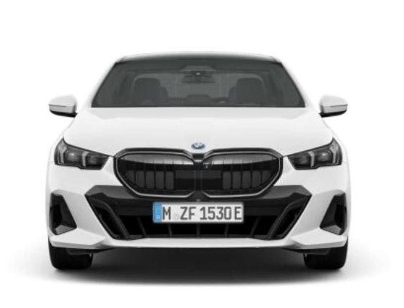 Neu BMW 530e Performance 299 PS (219 kW) 2026 Alpinweiß Limousine