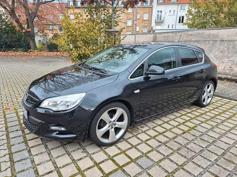 Gebraucht Opel Astra Edition 140 PS (102 kW) 2013 Schwarz Limousine