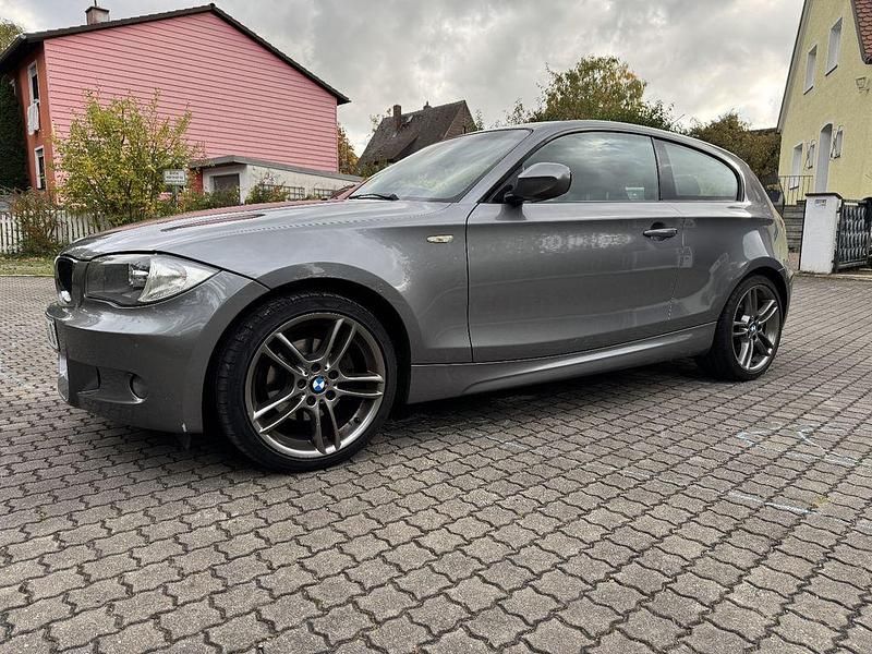Grau Gebraucht 2009 BMW 120 Sport Line Kleinwagen | 4.250 € (Guter Preis) - Bild 1/4