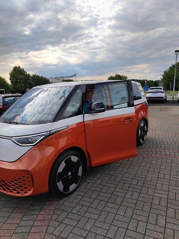 Orange Gebraucht 2023 VW ID. Buzz Pro Van | 48.299 € (Guter Preis) - Bild 1/2