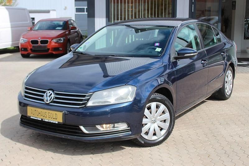 Blau Gebraucht 2012 VW Passat Trendline Limousine | 5.499 € (Fairer Preis) - Bild 1/4