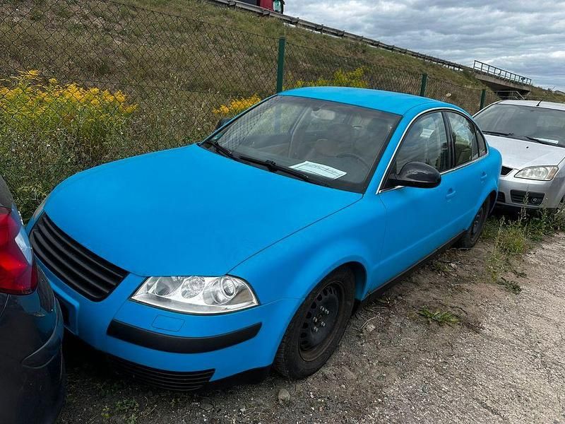 Blau Gebraucht 2002 VW Passat Limousine | 990 € (Superpreis) - Bild 1/4
